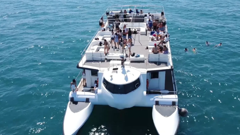 Alquiler catamarán para grupos de hasta 150 personas en Valencia. 