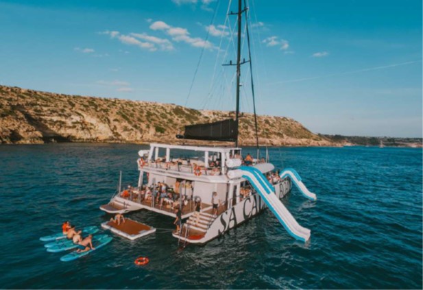 Tarifas alquiler catamaran Saona de Sa Calma Boats en Palma de mallorca para grupos de hasta 150 personas