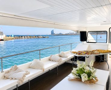 Alquiler catamaran para eventos elegantes e informales en Barcelona, Grupos de hasta 150 personas